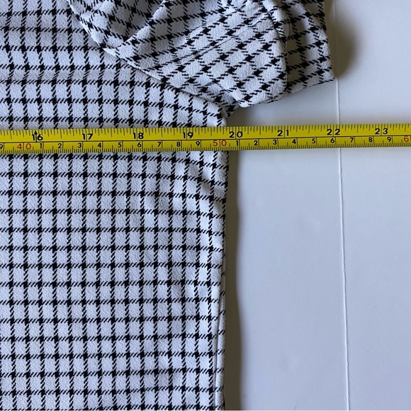 Adrianna Papell Blouse in Size Medium White Black Checked Comfy Stretch - Picture 8 of 12